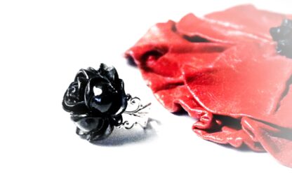 готическое кольцо чёрная роза