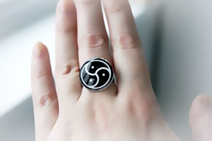 БДСМ символ трискель трискелион эмблема кольцо