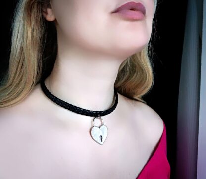 Submissive BDSM collar heart necklace lock choker