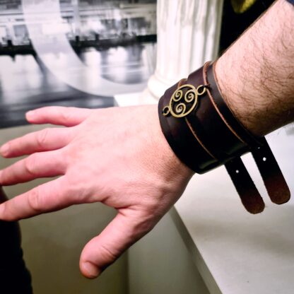 Стимпанк БДСМ кожаный браслет мужской с трискелем натуральная кожа